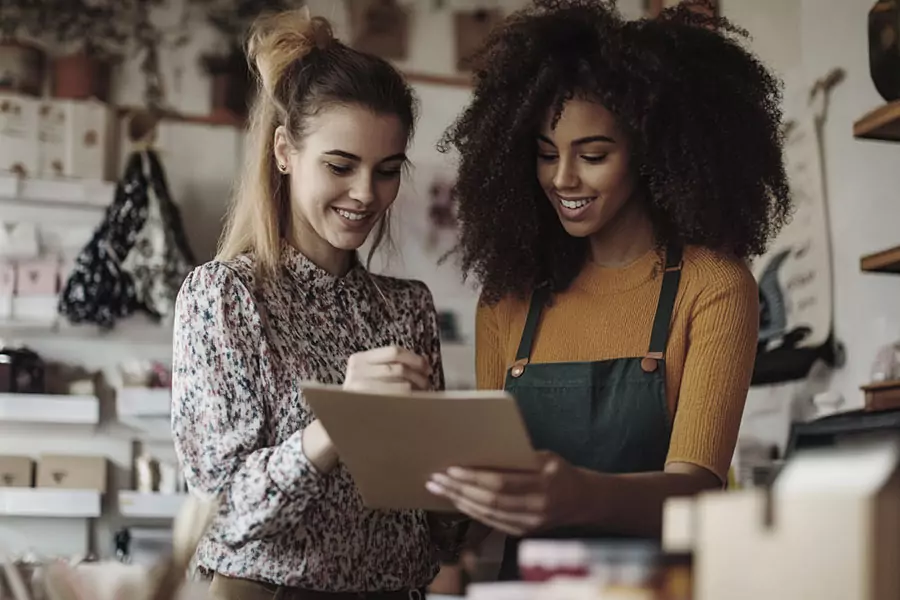 Deux jeunes femmes discutant de leur entreprise créative